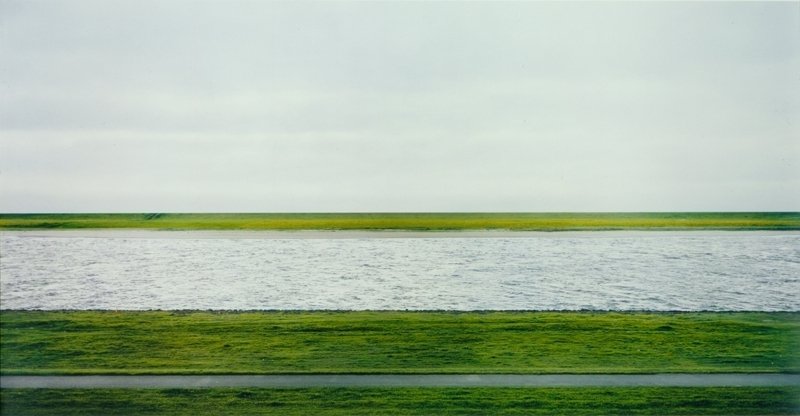 Rhein II, a fotografia mais cara do mundo até 2011, por Andreas Gursky