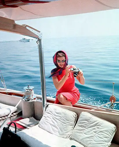 jacqueline-kennedy-onassis-with-an-slr