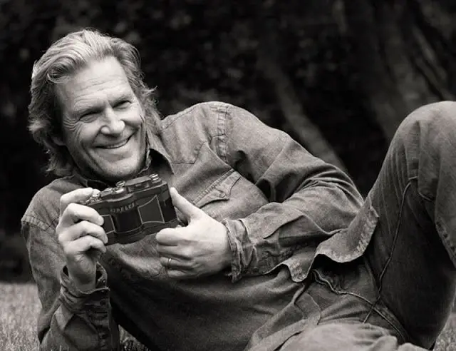 jeff-bridges-with-a-widelux-panoramic-camera