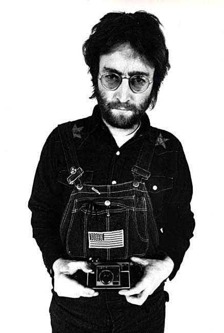 john-lennon-com-uma-kodak-instamatic