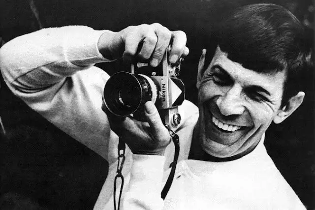 leonard-nimoy-com-uma-nikon-f