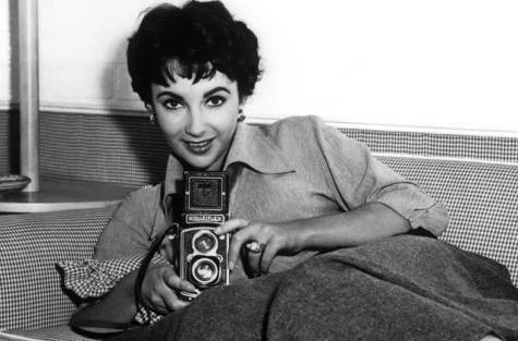 liz-taylor-and-a-rolleiflex