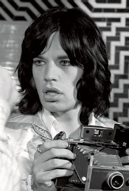 mick-jagger-com-uma-polaroid