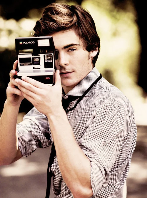 zac-efron-with-a-polaroid
