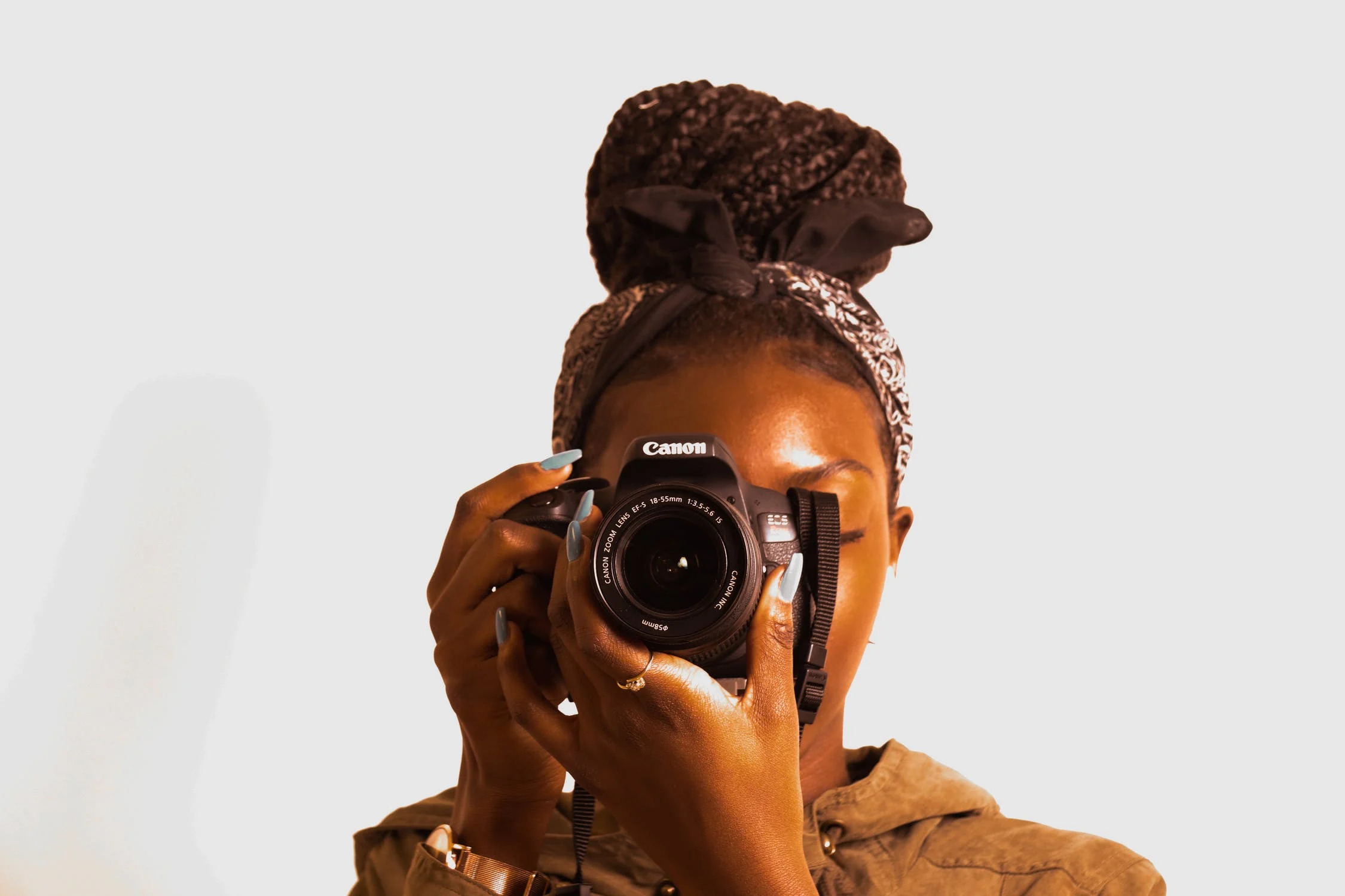 mulher negra segurando câmera em post com dicas para melhorar sua fotografia