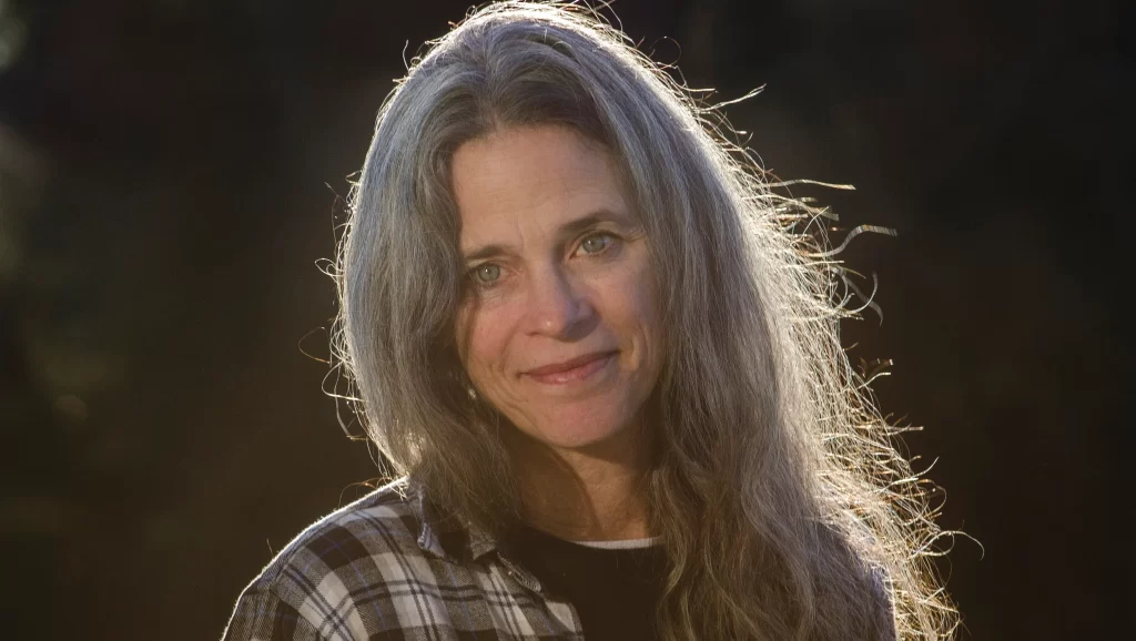 retrato da fotógrafa Sally Mann com os cabelos contornados pela luz do sol