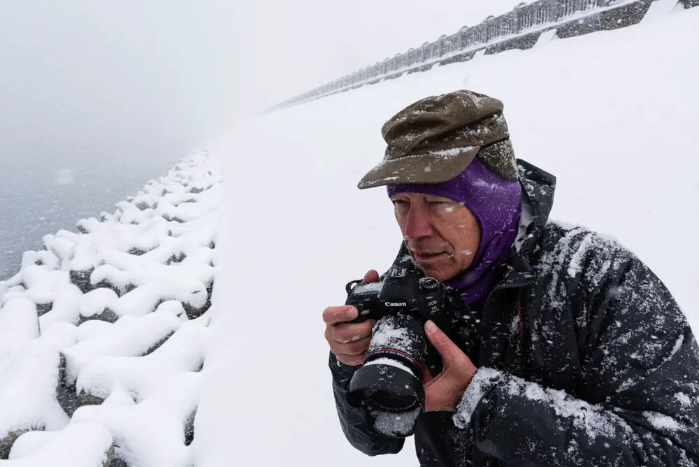 fotógrafo Sam Abell fotografando na neve