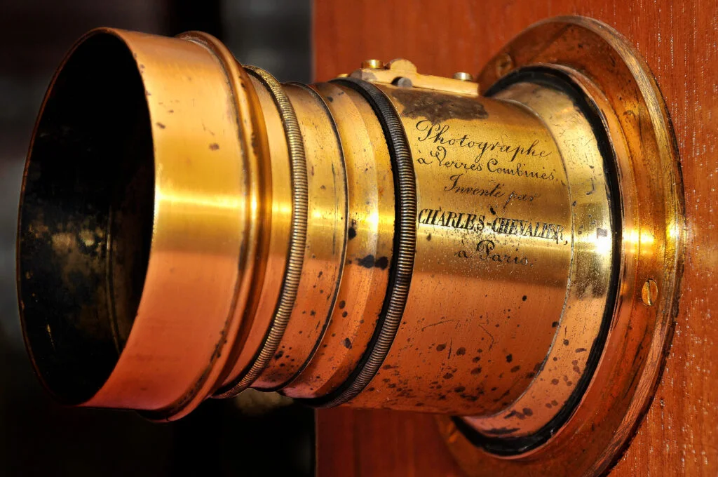 detalhe de lente fotográfica criada e assinada por Charles Louis Chevalier