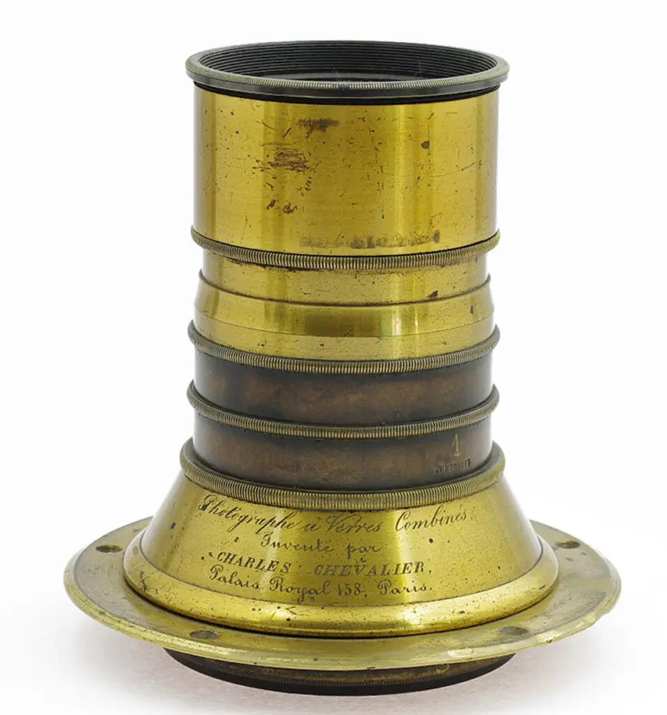 uma das primeiras lentes fotográficas do mundo produzida por Charles Louis Chevalier